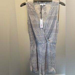 Sonice Collection V-Neck Sleeveless Light Grey Romper - Size Small CA42580